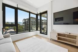 Bright 1BR at Aqua | Pool, Hot Tub & Lake Views - Image 2