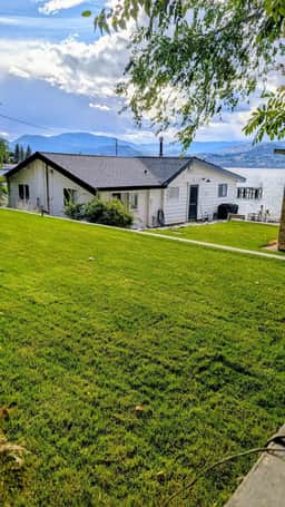 Stunning Lakefront Cabin in Heart of Naramata Village - Image 5