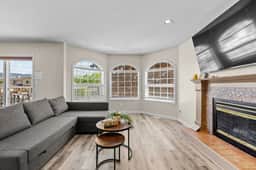Mountain Views & Private Pool, Kelowna - Image 4