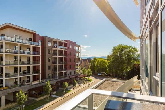 Bright 1BR at Aqua | Pool, Hot Tub & Lake Views - Image 4
