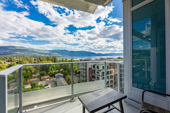 Bright 2BR Lake View Condo at Aqua, Kelowna - Image 4