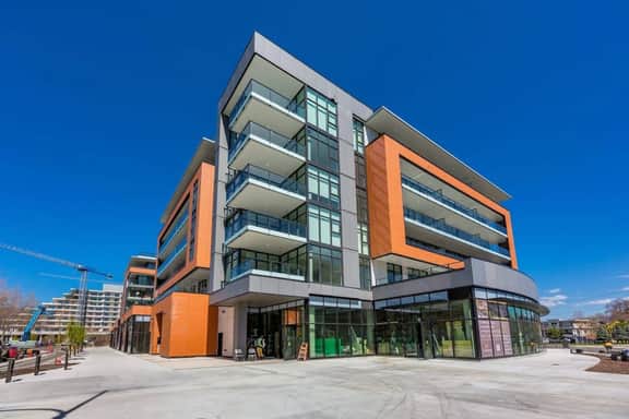 Bright Lakeside 2BR | Gyro Beach Lake Views - Image 5