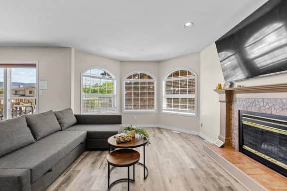 Mountain Views & Private Pool, Kelowna - Image 4